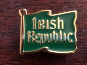 IRISH REPUBLIC FLAG Metal BADGE 1916 Easter Rising where this flag originated - Foto 1 di 1