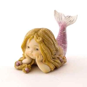 Kleine Meerjungfrau liegend Miniatur Feengarten lila Schwanz blond Meerjungfrauen - Bild 1 von 4