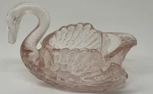 Estatuilla de cisne de vidrio rosa Cambridge sal/joyería plato marca C en la parte inferior - Imagen 1 de 7