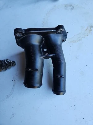 2011-19 FORD FIESTA 1.6 Non Turbo Thermostat Housing Mount OEM Foto 1 de 4