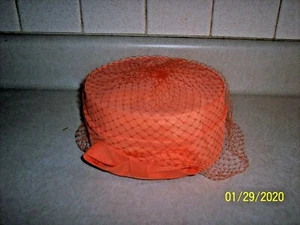 SOMBRERO PASTILLERO DE GASA NARANJA VINTAGE AÑOS 60 CON VELO 21 1/2" CIR. - Imagen 1 de 6