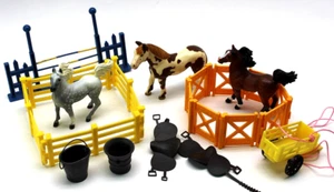 Spielzeug Pferd Set Zäune Korallen 3 Pferde 4 Korallen Sättel Futtereimer Zugwagen - Bild 1 von 8