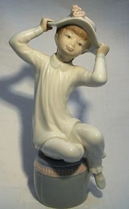 FIGURA LLADRO NIÑA CON SOMBRERO 1147 JUBILADA 1985 - Imagen 1 de 1