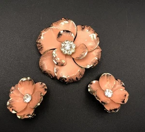 Broche y pendientes de clip vintage con flores esmaltadas en tono dorado rosa/melocotón - Imagen 1 de 9