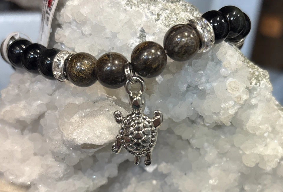Круглый браслет из бронзита и радужного обсидиана 8 мм с подвеской в виде черепахи - Изображение 1 из 4