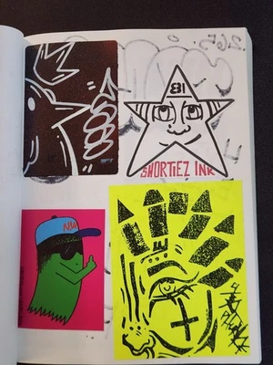 Banksy Arte Original Libro Negro Página Graffiti Muerte Nueva York 2 Caras TONK Pegatina ÚNICA EN SU CLASE Foto 1 de 4