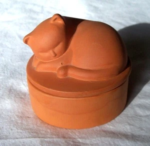 CLAIR BURKE PERFUMED CANDLE - UN USED- TERRA COTTA - SLEEPING CAT - Picture 1 of 4
