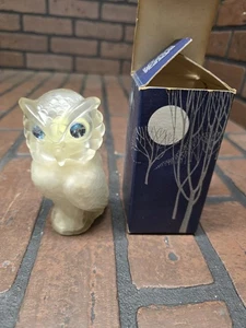 Avon Vintage Schneeeule Flasche mit Originalkarton (voll Mondwindpulver) - Bild 1 von 2