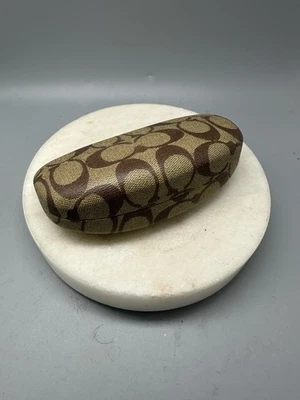 Óculos de sol Coach Clamshell estojo rígido óculos mola encaixe fechamento assinatura C marrom - Imagem 1 de 2