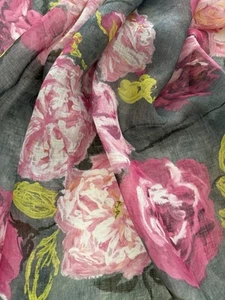 GREMIO DE DISEÑADORES "FAUSTINE" Frambuesa/Limón/Rosa/Gris-Floral Transparente-$425-53"x36"L - Imagen 1 de 6