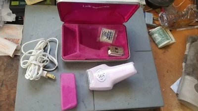 Afeitadora eléctrica vintage rosa Lady Sunbeam con accesorio debajo de los brazos en estuche Foto 1 de 4