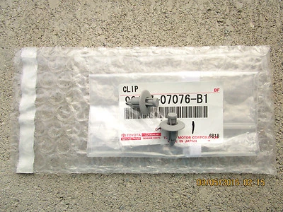 01 - 07 TOYOTA HIGHLANDER CONJUNTO DE 2 CLIPES DE PLACA DE ACABAMENTO PAINEL PORTA INTERIOR NOVO - Imagem 1 de 3