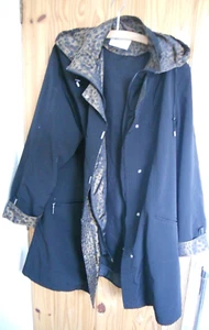 ABRIGO JACQUES VERT MUY NEGRO CON CAPUCHA ESTAMPADO ANIMAL/MAC 18/20 - Imagen 1 de 3