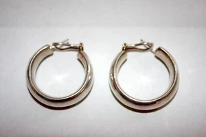 Hermoso par de aretes tipo argolla de plata de ley de 3/8" de ancho 8,1 gramos - Imagen 1 de 3