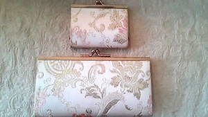 Conjunto Vintage Cartera Clutch Tapiz Satinado Crema con Flores Dorado Naranja + Bolsa para Monedas - Imagen 1 de 11