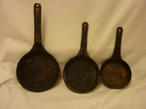 LOT OF 3 VINTAGE STEEL FRYING PAN SKILLET POURING SPOUT NATIONAL BANNER 6" 7" 8" - Picture 1 of 13