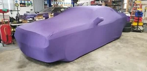 Cubierta de coche personalizada para interior elástica satinada Coverking para Dodge Challenger en púrpura - Imagen 1 de 3