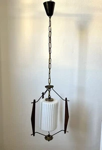 Lampadario anni 50 60 Stilnovo, in vetro opalino, inserti in teak e metallo. - Foto 1 di 12