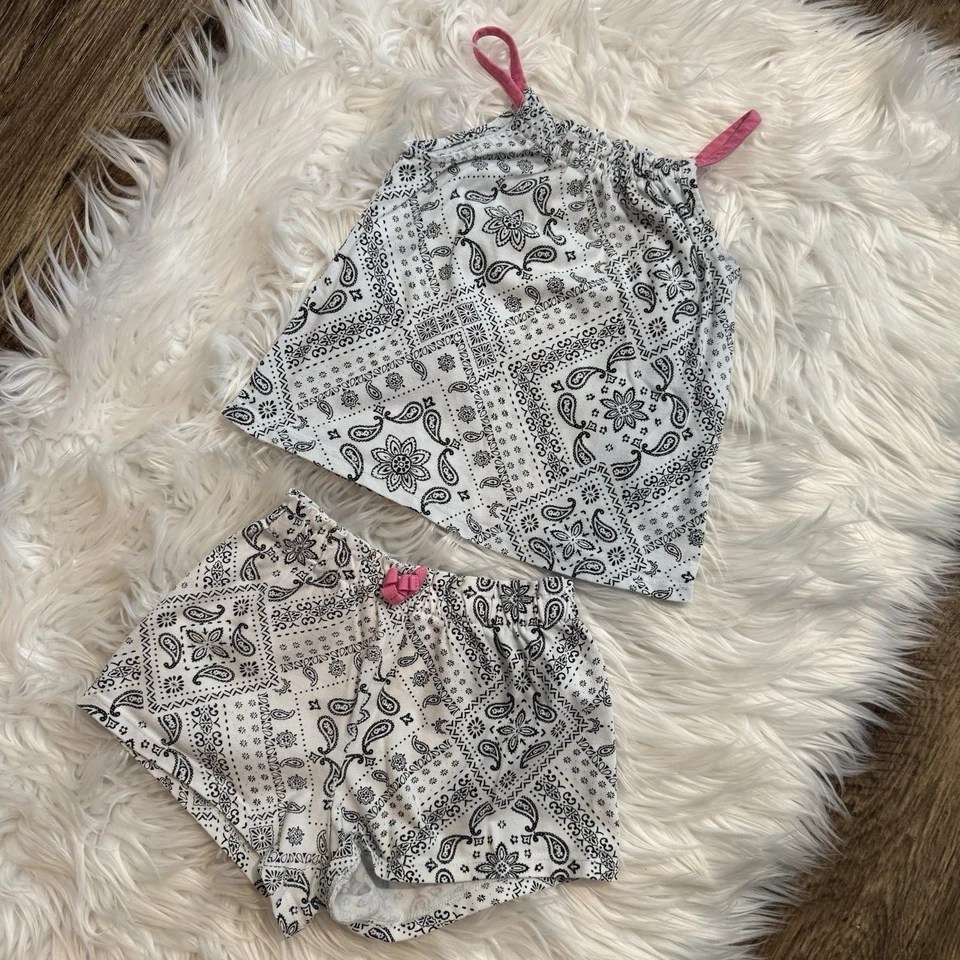 Conjunto de camiseta sin mangas y pantalones cortos con estampado de bandana 5T de The Children’s Place para niñas  Foto 1 de 4
