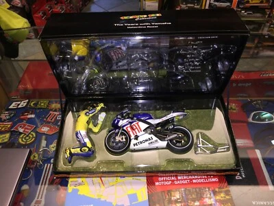 1:12 MINICHAMPS YAMAHA 2010 VALENCIA VALENTINO ROSSI NEW IN GIFT BOX VERY RARE - Immagine 1 di 4
