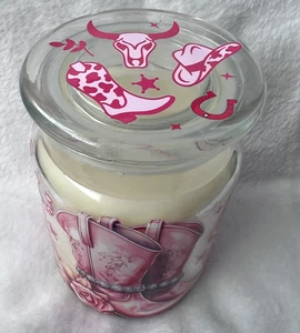Cowgirl Howdy Duftkerze 18oz groß duftend 95h Brenndauer Country Yeehaw - Bild 1 von 4