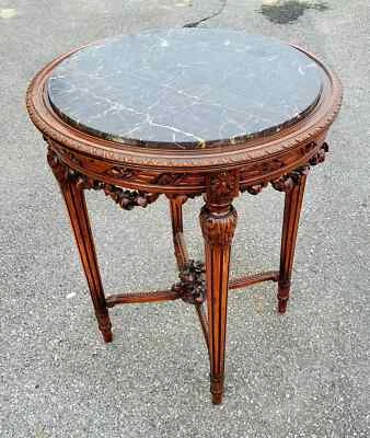 Mesa de centro francesa del siglo XIX tallada a mano de nogal con tapa de mármol - Antigua Foto 1 de 4