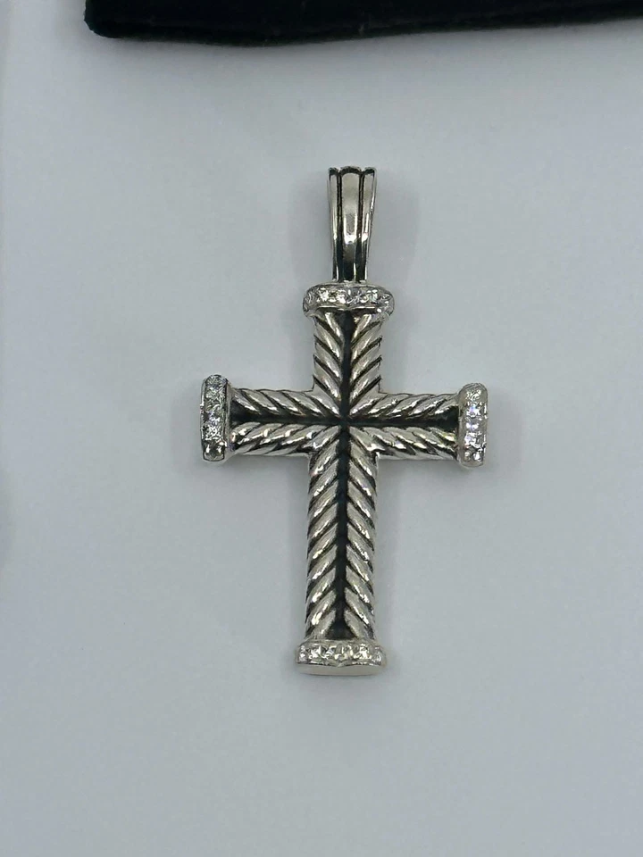 Cruz Chevron David Yurman de plata con diamantes Foto 1 de 4