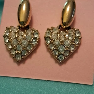 Swarovski Drop Earrings Clear Crystals in Hearts Gold Tone Pierced 1" Drop - Picture 1 of 5