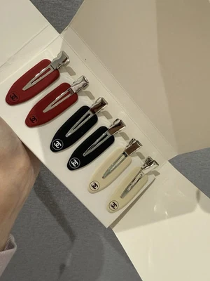 Chanel Beaute Pinza para el cabello Pinza para el cabello Accesorio para el cabello Negro/Blanco/Rojo 6 juegos en caja Foto 1 de 4