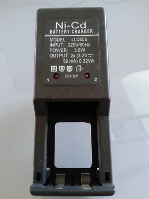 LADEGERÄT superklein für max. 4 MIGNON-AKKUS AA 3,8W mit LED Kontrolle 40x35x105 - Bild 1 von 3