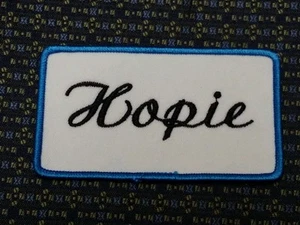 Parche para planchar o coser con etiqueta de nombre HOPIE AZUL Y BLANCO  - Imagen 1 de 2