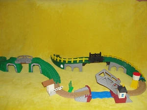 ELEKTRISCHE EISENBAHN FISHER PRICE GEOTRAX "ZUGBRÜCKE" - Bild 1 von 7