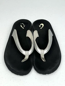 OluKai Kulapa Kai Women’s Size 6 Thong Flip Flop Silver Leather #3C - Picture 1 of 9