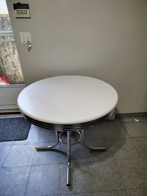 Mesa y 2 sillas estilo años 50  Foto 1 de 2