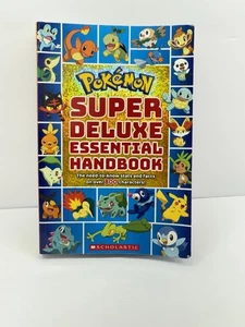 Super Deluxe Essential Handbook; Pokémon: The- Scholastic, 1338230891, paperback - Foto 1 di 13