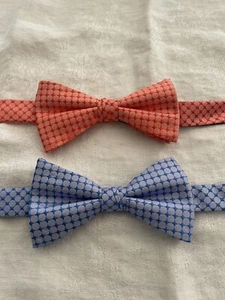 Jos. A. Bank vorgebundene Fliege 100 % Seide 4 Zoll Einheitsgröße verstellbar Posten von zwei - Bild 1 von 5