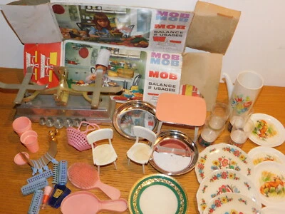 vintage LOT maison de poupee BALANCE DINETTE MOB mobilier CHAISE table ASSIETTE - Immagine 1 di 4