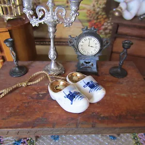 Antike Miniatur PORZELLAN HOLLAND SCHUHE handbemalt Puppenhaus Gold Souvenir - Bild 1 von 5