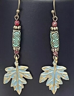 Pendientes colgantes de bronce Picasso rojo con hoja de pátina grabada. Foto 1 de 3