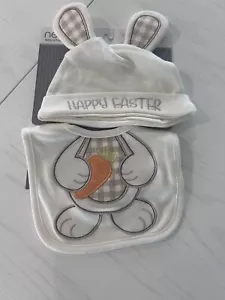 Nuevo con etiquetas Conjunto Babero y Sombrero de Pascua Neat Solutions Crema Bronceado Conejito Zanahoria Bordado Gingh - Imagen 1 de 6