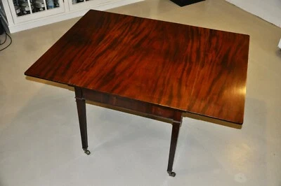 Antigua mesa de comedor extensible plegable de caoba con ruedas Foto 1 de 4