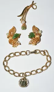 Vintage green stone and faux pearl clip earrings (Lisner), bracelet, and brooch - Picture 1 of 6