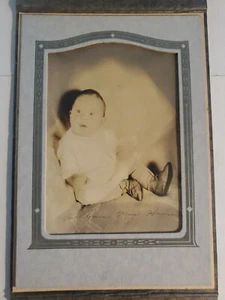 Antique Photo in Original Holder CUTE LITTLE KID IN DRESS FASHION - Imagen 1 de 3