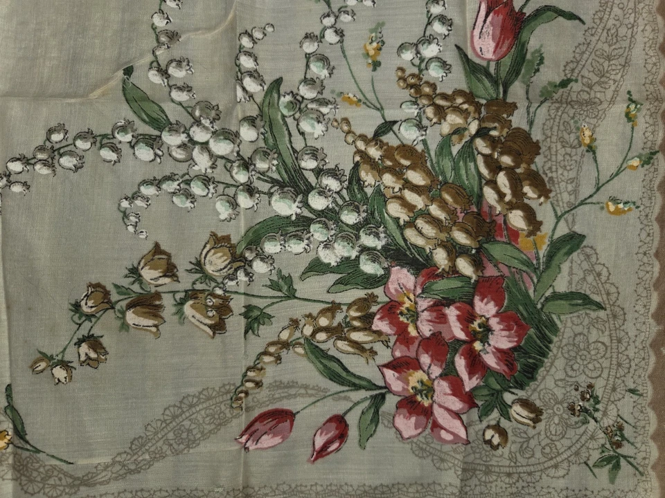 Pañuelo lirio del valle y ramo surtido de hermosas flores Foto 1 de 4