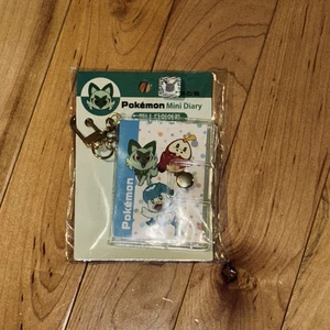 Pokemon OFFIZIELLES Mini Tagebuch Notizbuch Tasche Schlüsselanhänger Sprigatito Quaxley Fuecoco - Bild 1 von 3