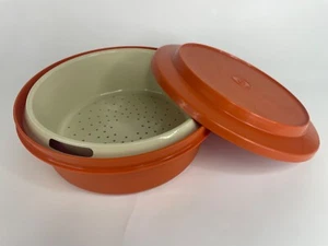 Inserto vaporiera colino coperchio ciotola vintage Tupperware Seal N Serve 1346 arancia raccolta - Foto 1 di 7