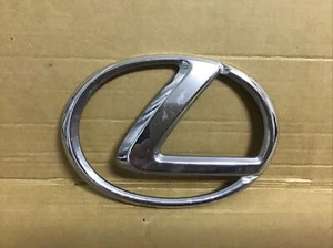 LEXUS IS220d 06-11 FRONT GRILL LOGO BADGE 90975-02080 - Picture 1 of 2