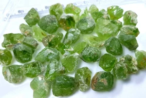 Hermoso peridoto de color natural grado áspero excelente calidad de brillo 320 quilates - Imagen 1 de 6