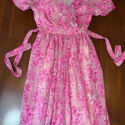 Vestido midi floral plisado con cinturón ML Monique Lhuillier Foto 1 de 3