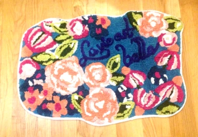 Alfombra de baño Anthropologie La Vie Est Belle acolchada a mano algodón floral jardín nuevo en paquete Foto 1 de 4